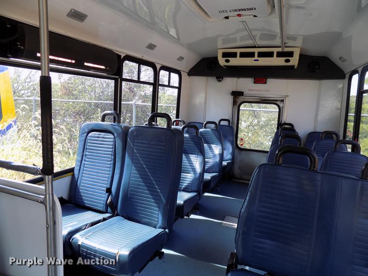 image for item DC4916 2006 Ford E450 Super Duty shuttle bus