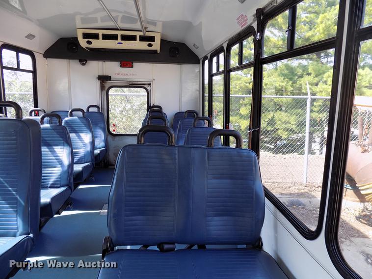 image for item DC4916 2006 Ford E450 Super Duty shuttle bus