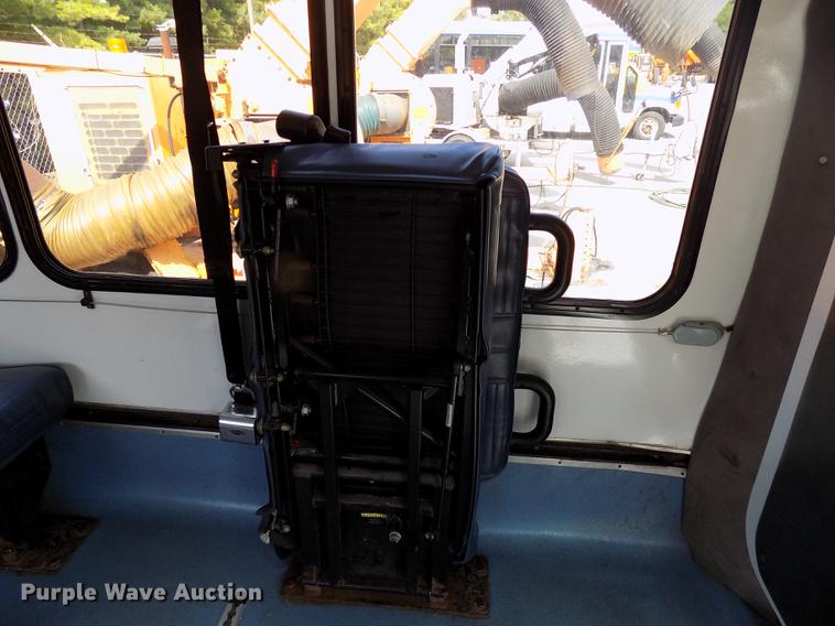 image for item DC4916 2006 Ford E450 Super Duty shuttle bus