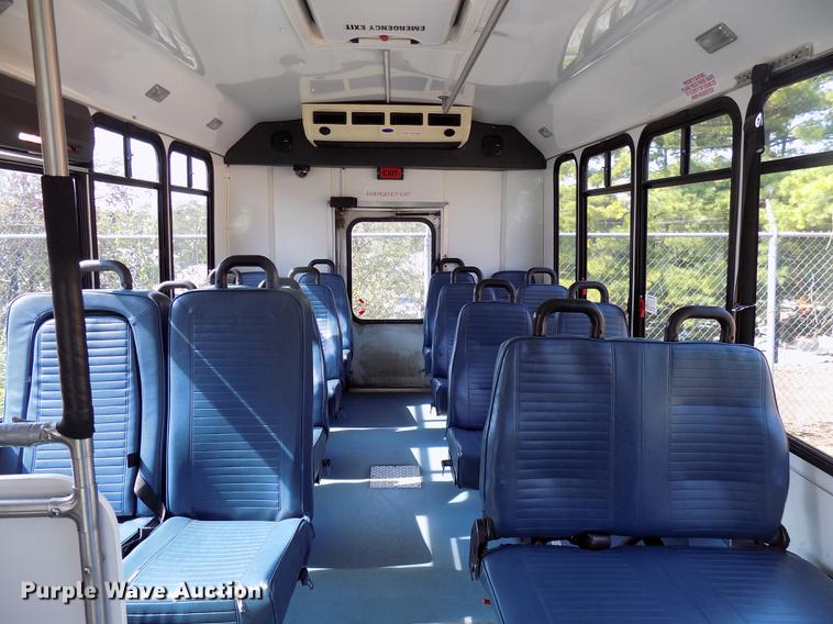 image for item DC4916 2006 Ford E450 Super Duty shuttle bus