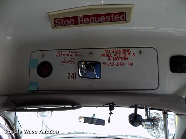 image for item DC4916 2006 Ford E450 Super Duty shuttle bus