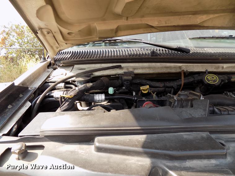 image for item DC4916 2006 Ford E450 Super Duty shuttle bus