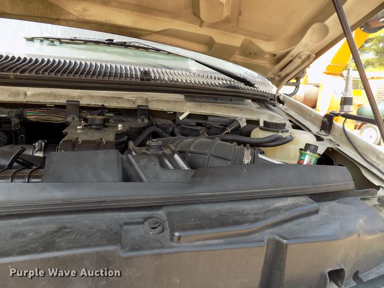 image for item DC4916 2006 Ford E450 Super Duty shuttle bus