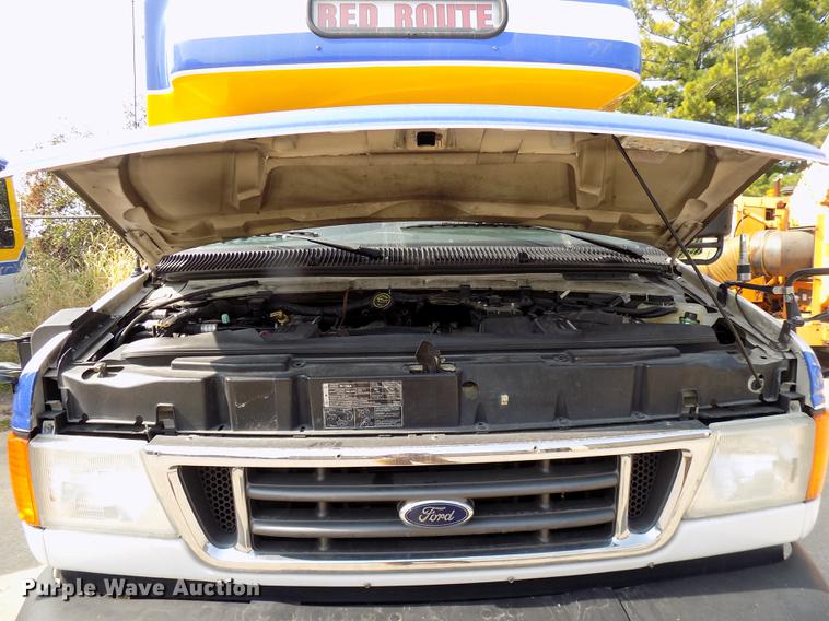 image for item DC4916 2006 Ford E450 Super Duty shuttle bus