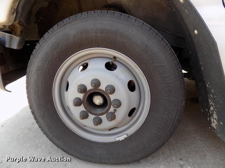 image for item DC4916 2006 Ford E450 Super Duty shuttle bus