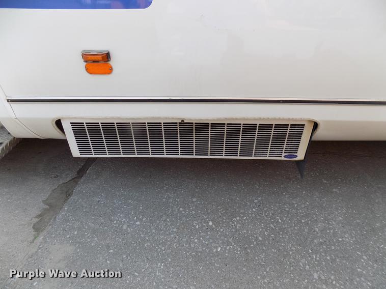 image for item DC4916 2006 Ford E450 Super Duty shuttle bus