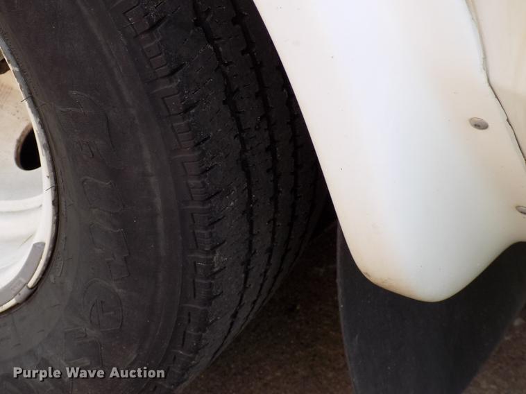 image for item DC4916 2006 Ford E450 Super Duty shuttle bus