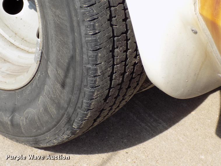 image for item DC4916 2006 Ford E450 Super Duty shuttle bus