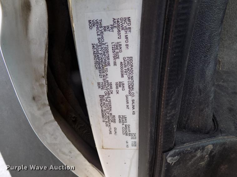 image for item DC4916 2006 Ford E450 Super Duty shuttle bus