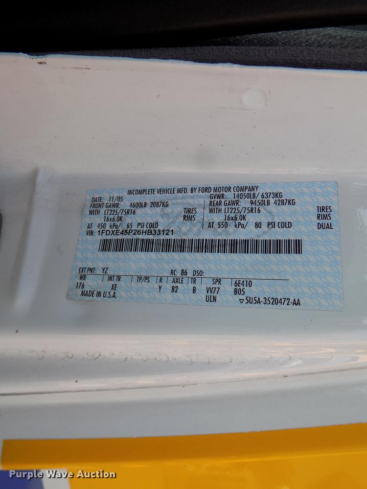 image for item DC4916 2006 Ford E450 Super Duty shuttle bus