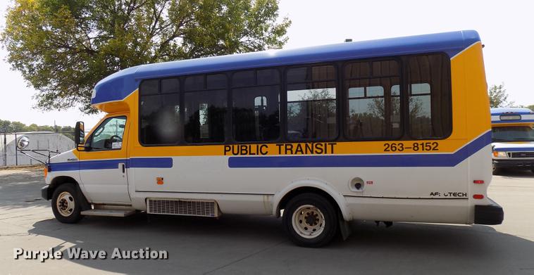 image for item DC4917 2006 Ford E450 Super Duty shuttle bus