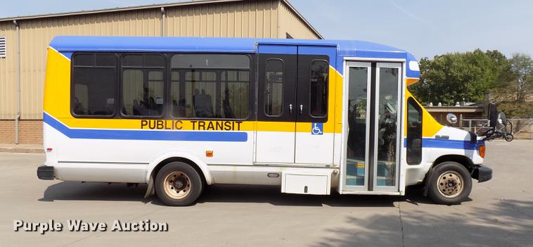image for item DC4917 2006 Ford E450 Super Duty shuttle bus