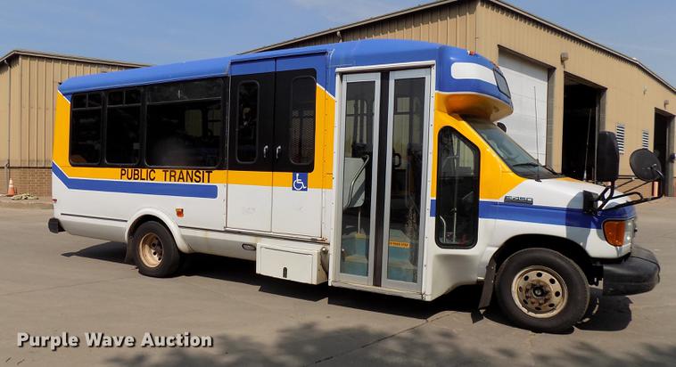 image for item DC4917 2006 Ford E450 Super Duty shuttle bus