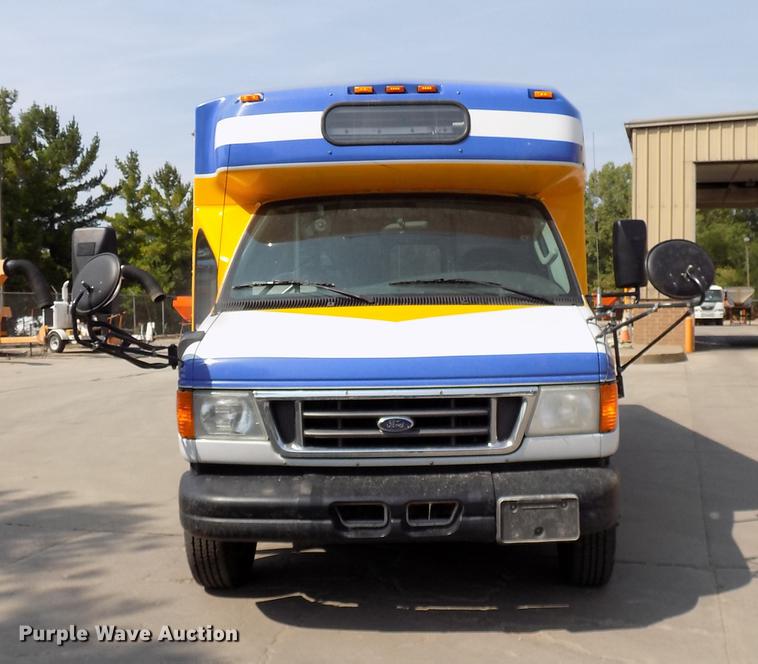 image for item DC4917 2006 Ford E450 Super Duty shuttle bus