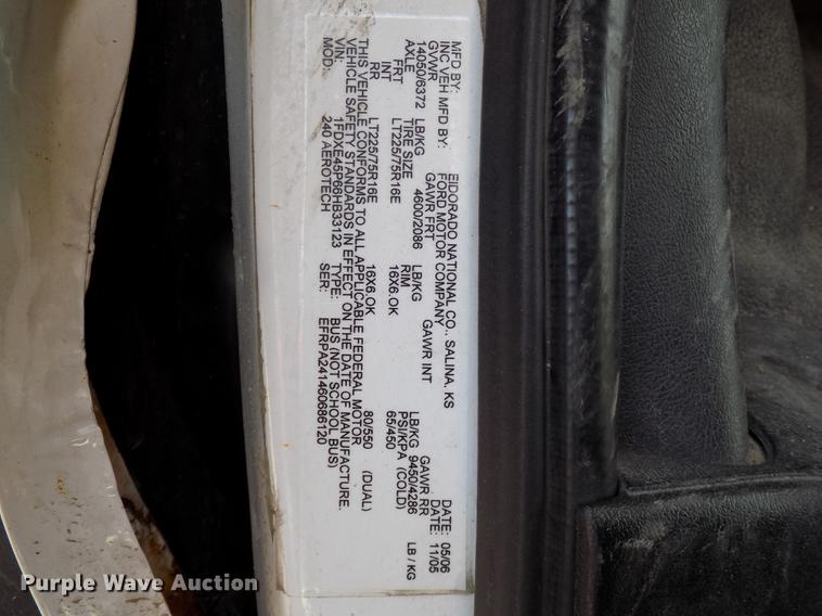 image for item DC4917 2006 Ford E450 Super Duty shuttle bus