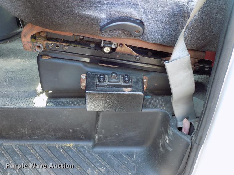 image for item DC4917 2006 Ford E450 Super Duty shuttle bus