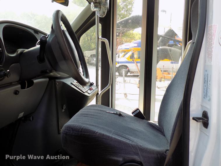 image for item DC4917 2006 Ford E450 Super Duty shuttle bus