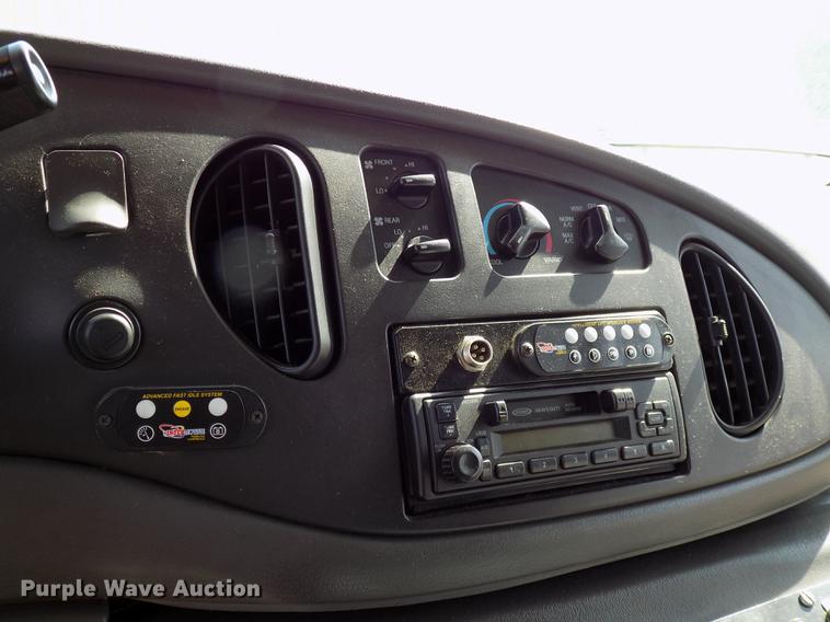 image for item DC4917 2006 Ford E450 Super Duty shuttle bus