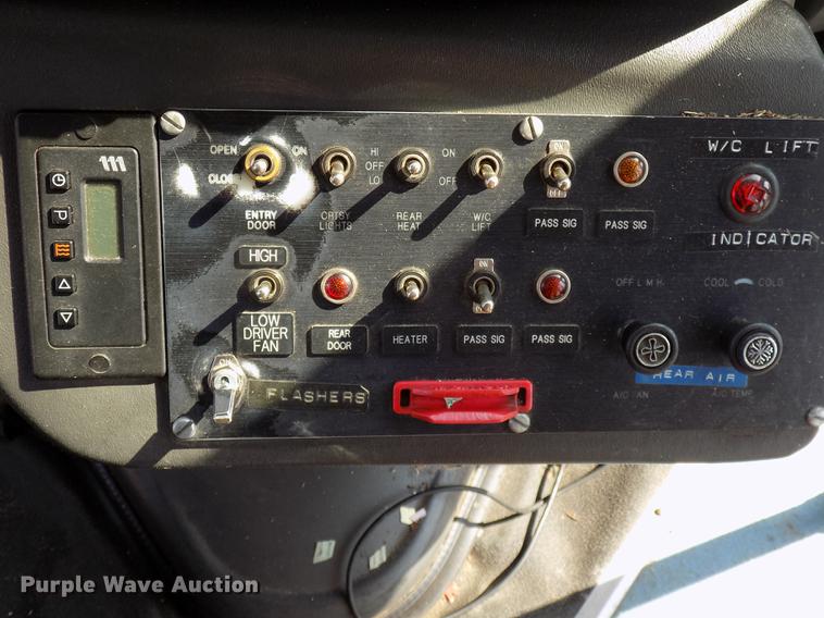 image for item DC4917 2006 Ford E450 Super Duty shuttle bus