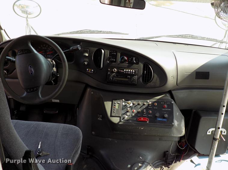 image for item DC4917 2006 Ford E450 Super Duty shuttle bus