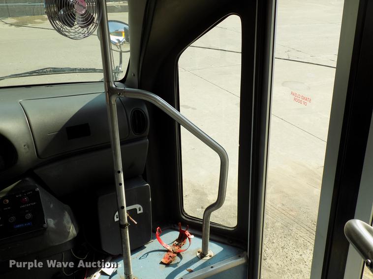 image for item DC4917 2006 Ford E450 Super Duty shuttle bus