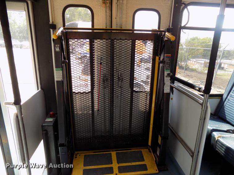 image for item DC4917 2006 Ford E450 Super Duty shuttle bus