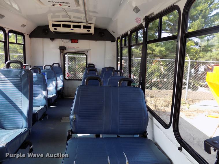 image for item DC4917 2006 Ford E450 Super Duty shuttle bus