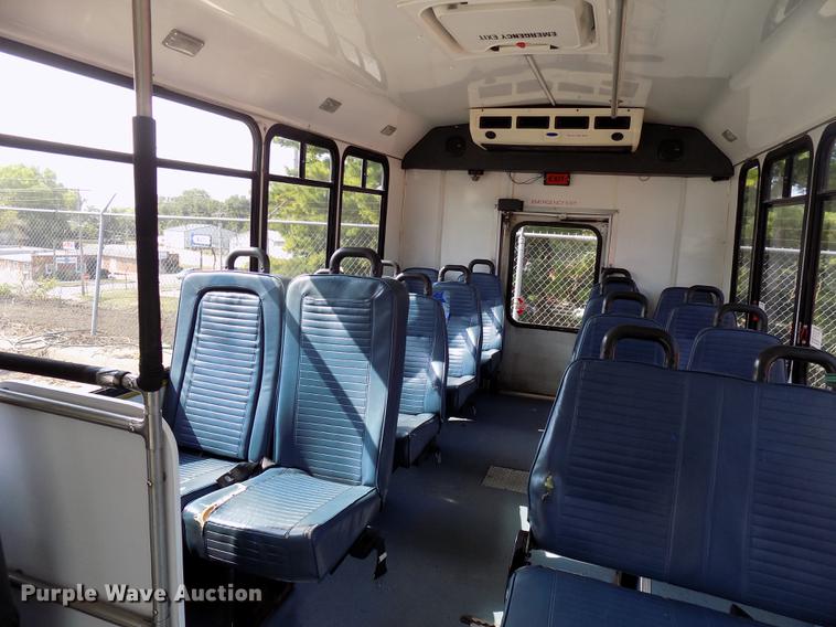 image for item DC4917 2006 Ford E450 Super Duty shuttle bus