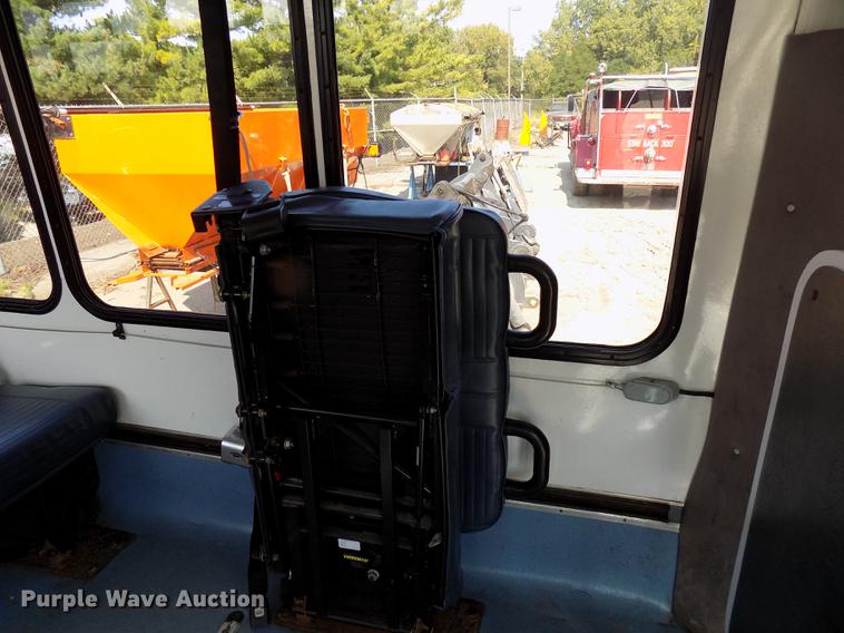 image for item DC4917 2006 Ford E450 Super Duty shuttle bus