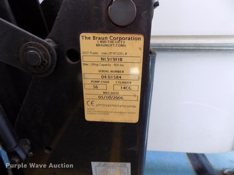 image for item DC4917 2006 Ford E450 Super Duty shuttle bus