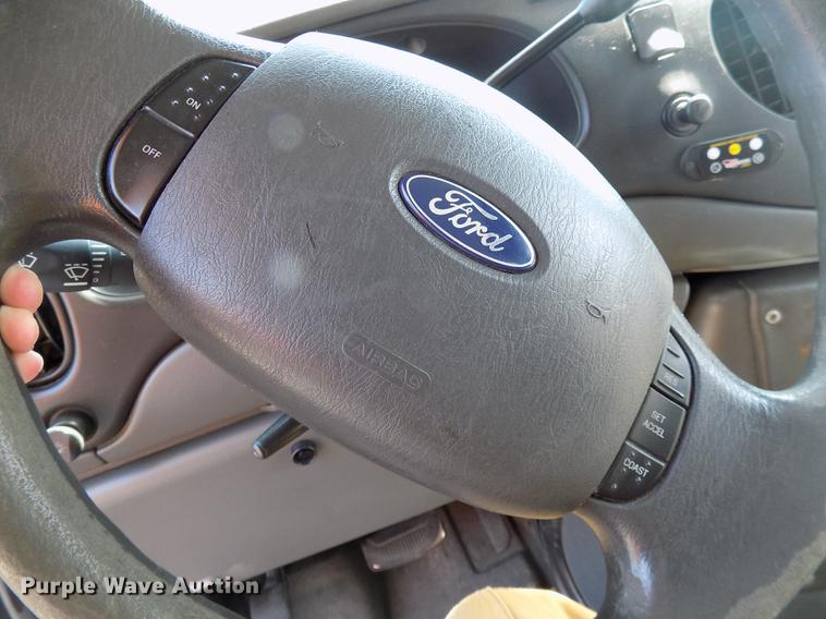image for item DC4917 2006 Ford E450 Super Duty shuttle bus