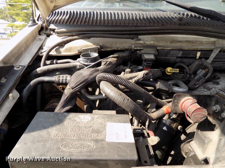 image for item DC4917 2006 Ford E450 Super Duty shuttle bus