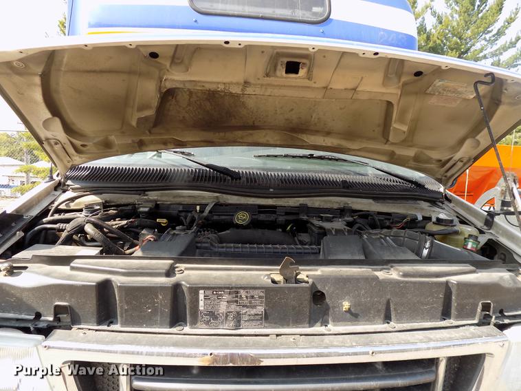 image for item DC4917 2006 Ford E450 Super Duty shuttle bus