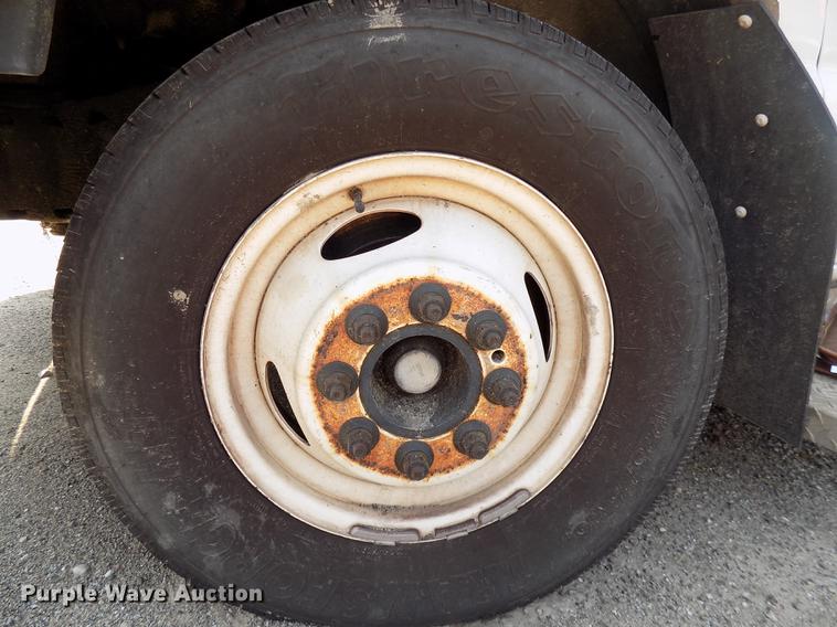 image for item DC4917 2006 Ford E450 Super Duty shuttle bus