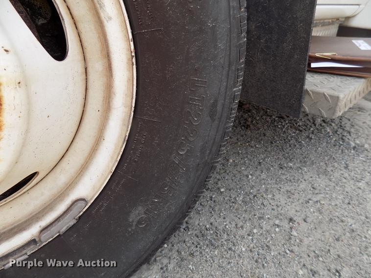 image for item DC4917 2006 Ford E450 Super Duty shuttle bus