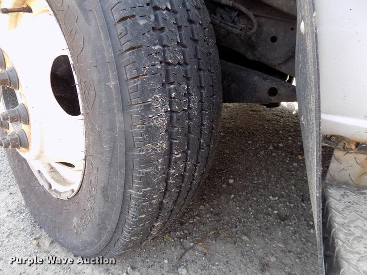 image for item DC4917 2006 Ford E450 Super Duty shuttle bus