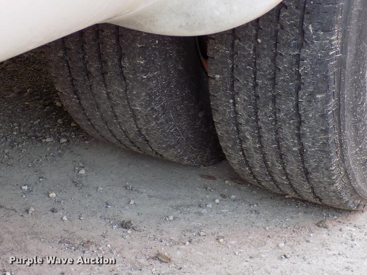 image for item DC4917 2006 Ford E450 Super Duty shuttle bus