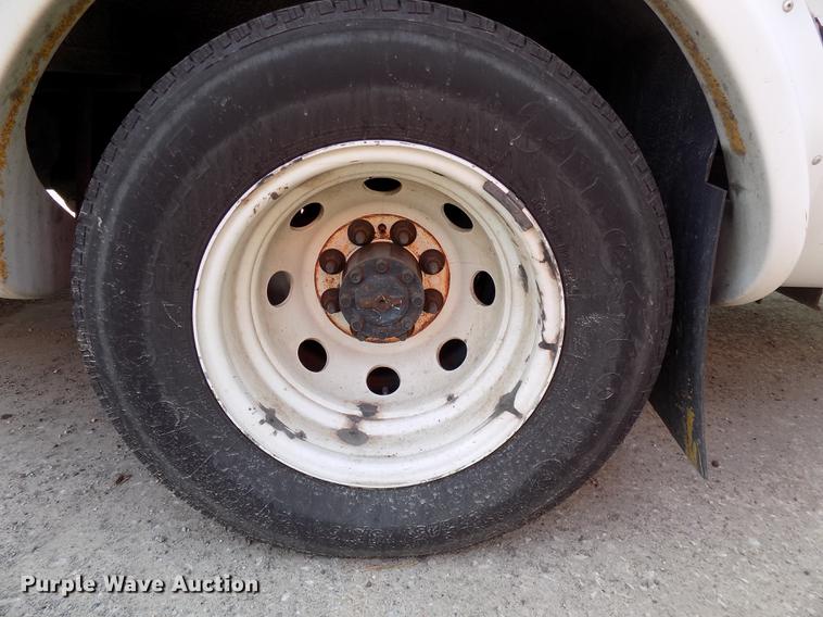 image for item DC4917 2006 Ford E450 Super Duty shuttle bus