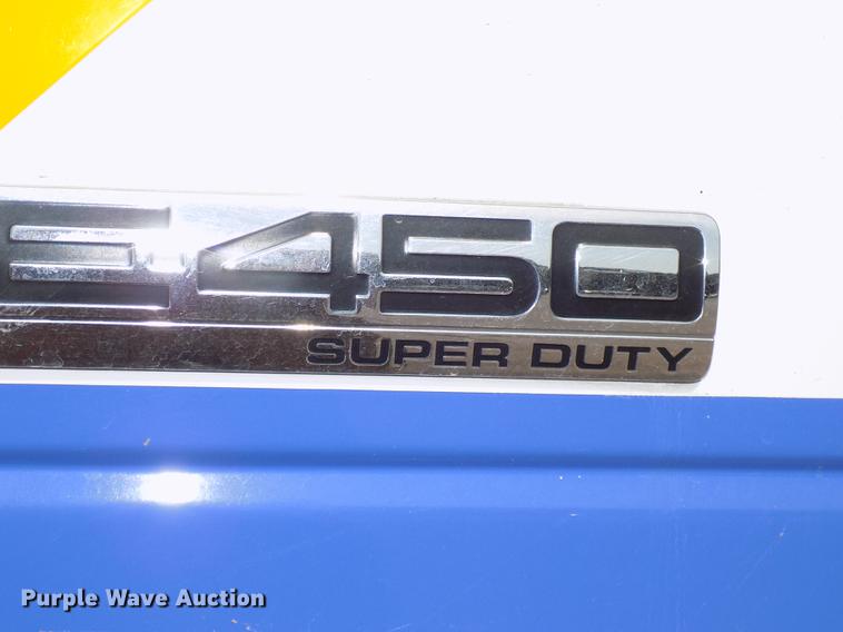 image for item DC4917 2006 Ford E450 Super Duty shuttle bus