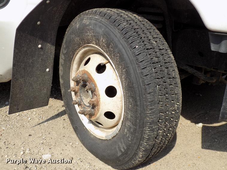 image for item DC4917 2006 Ford E450 Super Duty shuttle bus