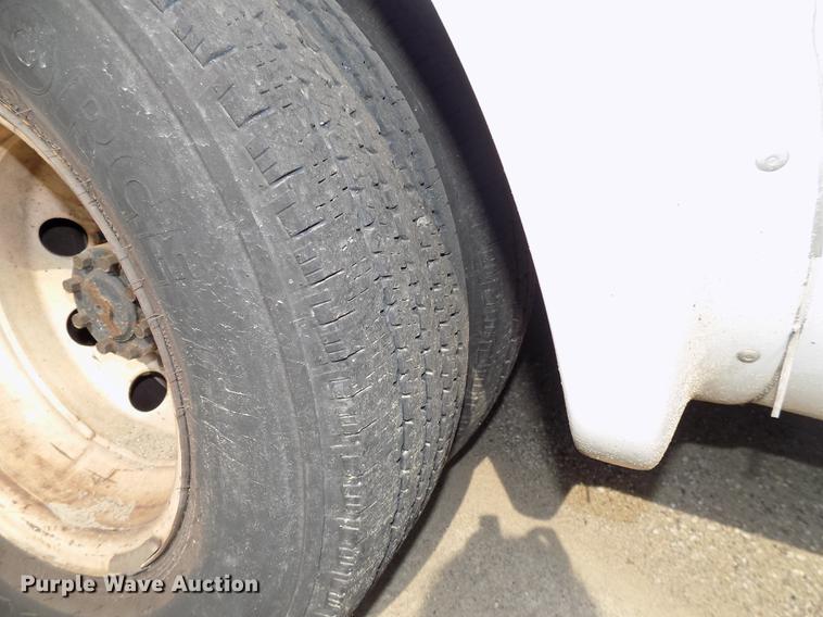 image for item DC4917 2006 Ford E450 Super Duty shuttle bus