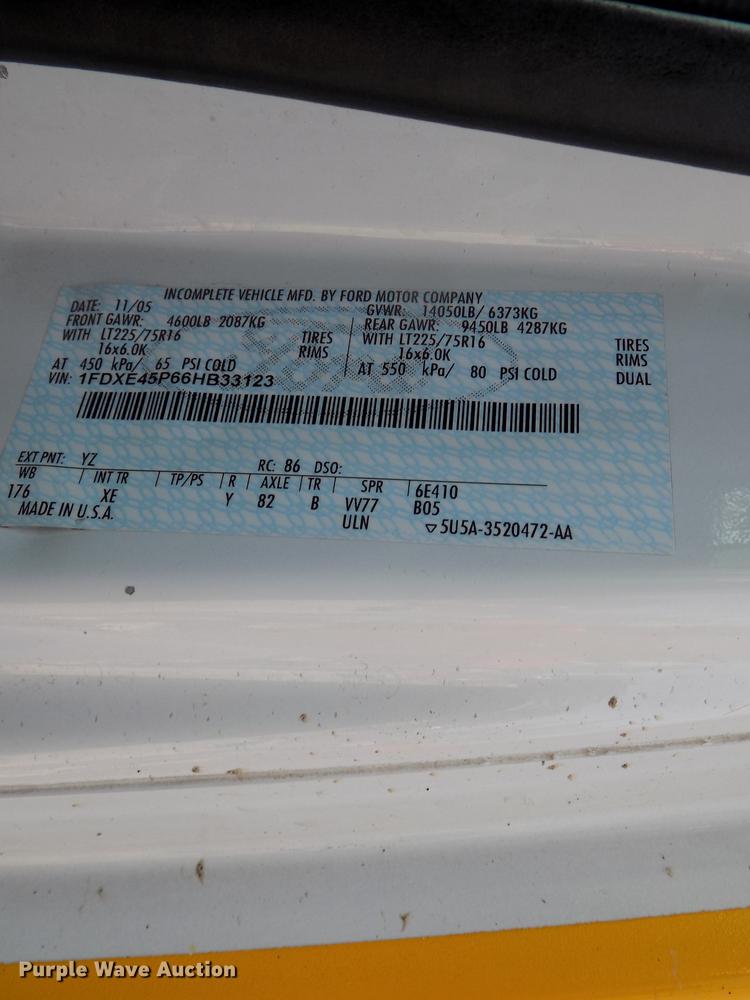 image for item DC4917 2006 Ford E450 Super Duty shuttle bus