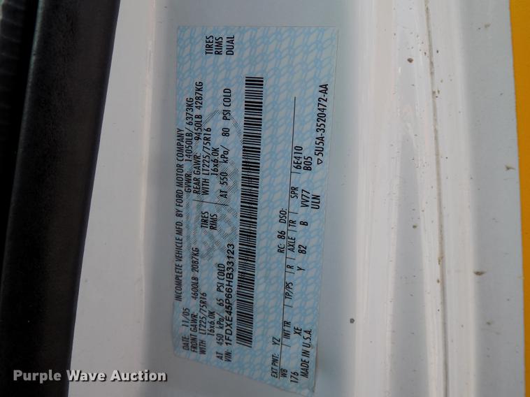 image for item DC4917 2006 Ford E450 Super Duty shuttle bus