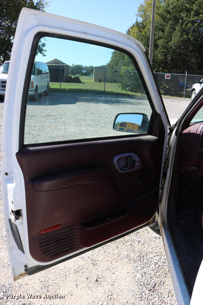 image for item DD0034 1999 Chevrolet Suburban 1500 SUV