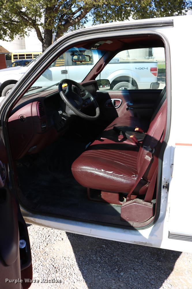 image for item DD0034 1999 Chevrolet Suburban 1500 SUV