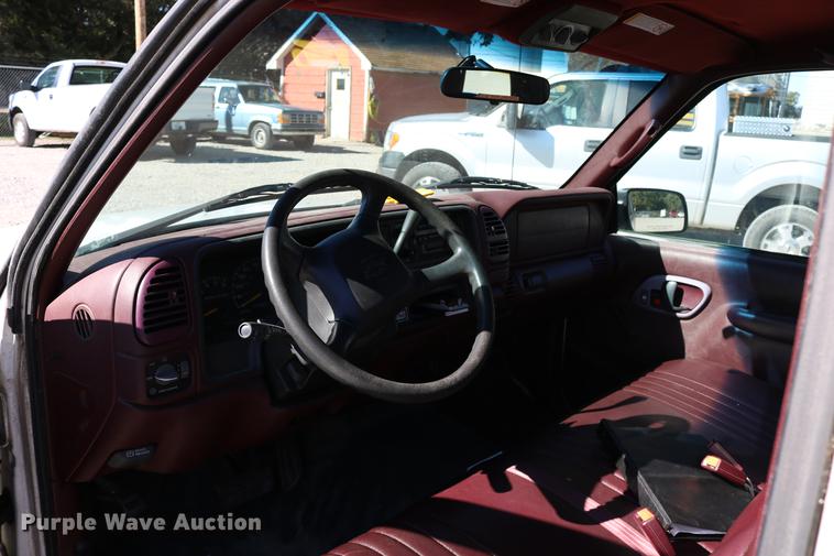 image for item DD0034 1999 Chevrolet Suburban 1500 SUV