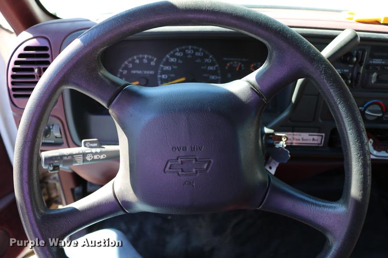 image for item DD0034 1999 Chevrolet Suburban 1500 SUV