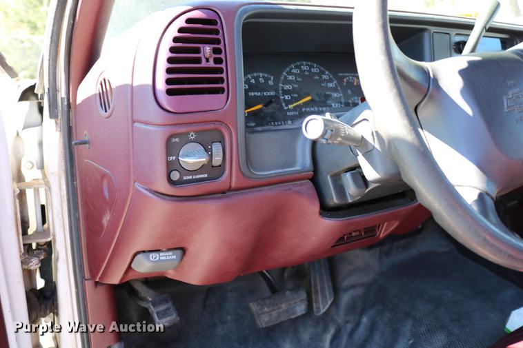 image for item DD0034 1999 Chevrolet Suburban 1500 SUV