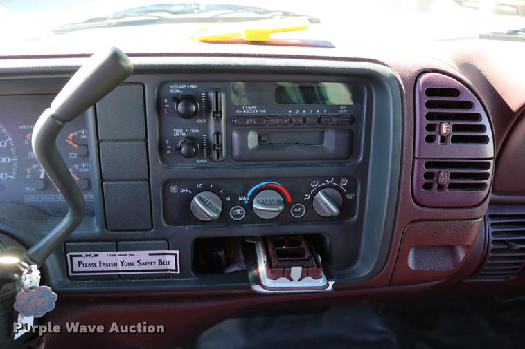 image for item DD0034 1999 Chevrolet Suburban 1500 SUV