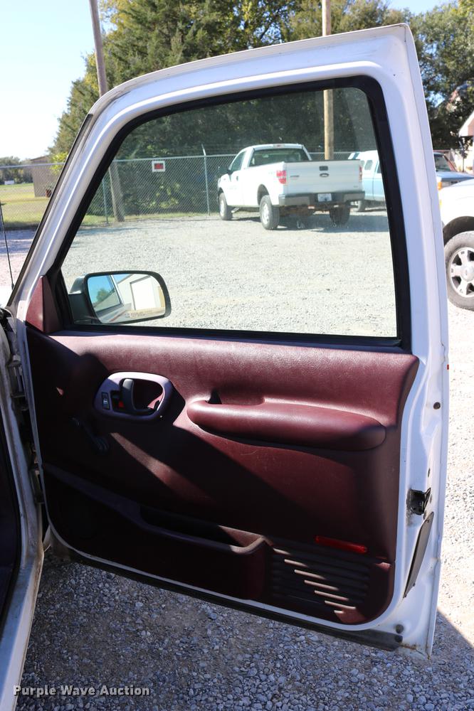 image for item DD0034 1999 Chevrolet Suburban 1500 SUV